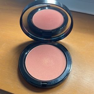 Bobbi Brown Illuminating Bronzing Powder in shade Santa Barbara